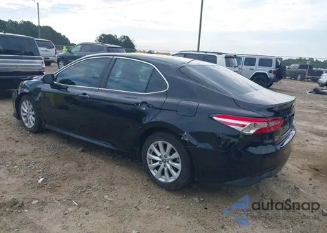 2018 Toyota Camry L/Le/Se/Xle z USA, uszkodzony, nr VIN 4T1B11HK6JU148595